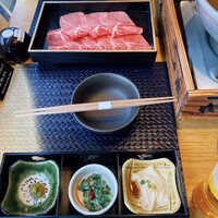 しゃぶしゃぶ　すき鍋　おもき 銀座店 - 初めに提供される前菜3品と松坂牛赤身さんでーす。*\(^o^)/*
