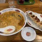香雅 - 香雅ラーメン　930円 ぎょうざ　420円！