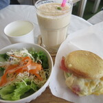 DAYS CAFE - イングリッシュマフィン アボカドベーコン＆チーズ（わさびマヨ醤油）935円、フレッシュスムージーマンゴーミルク650円