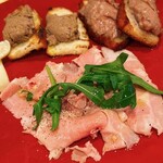 トラットリア・コッレ - レバーのパテや生ハム。生ハムは塩味がよい加減になっていて、ハム本来の美味しさも味わえます。