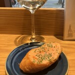 THE FULL FULL HAKATA - イートイン　白ワインと明太フランス　白ワインはだいぶ飲んじゃった後…