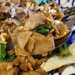 Taino Shokutaku Pakuchitai - 太麺は、幅が1cm位ある平打ちの麺で、ぶつぶつと短くカットされた状態で入っています