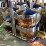 タイの食卓 パクチータイ - 「クルアン・プルン」 〜 砕いた赤唐辛子フレーク・お酢・砂糖・ナンプラー、の4つの調味料