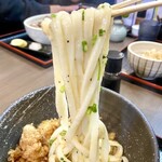 手打ちうどん 大蔵 - かしわ天バターしょうゆうどん(麺リフト)