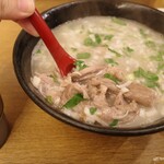 羊貴妃羊湯館 - 中には羊のモツと肉がたっぷり。