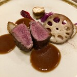 スープとカレー ボンジョルネ - ●ヴィアンド（肉のメイン）
                                北海道エゾ鹿うちもものポワレ　ポワブラードソース・ビーツのピュレ
                                紫キャベツ・菊芋