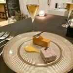 スープとカレー ボンジョルネ - ●Amuse盛り合わせ
      トマトの塩チーズケーキ
      豚とクランベリーのパテ