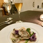 スープとカレー ボンジョルネ - ●ポワソン（魚のメイン）
      ホタテ貝と真鯛のシャンパン蒸し
      キノコのヴァンブランソースで