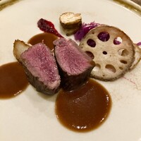 スープとカレー ボンジョルネ - ●ヴィアンド（肉のメイン）
                    北海道エゾ鹿うちもものポワレ　ポワブラードソース・ビーツのピュレ
                    紫キャベツ・菊芋