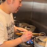 焼き鳥 とりら - 平笊で湯切りする武志店主