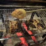 囲炉裏料理 うな革 和なり - 囲炉裏焼き風景