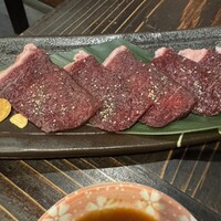 囲炉裏料理 うな革 和なり - ヒグマ肉焼き