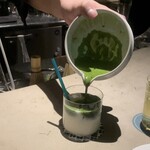 THREE - 抹茶ラテは目の前で抹茶をたてて注いでくれます