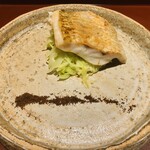 馳走 啐啄一十  - 【写真⑬】炭火焼きノドグロ(山口県下関市)、ノドグロの脂で炒めたキャベツ(広島県)、粉末醤油