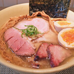 Ramen にじゅうぶんのいち - 特製塩そば 2000円 の味玉、豚肩ロース、鴨ロース、炭火つるし焼