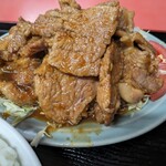 中華料理 喜楽 - 肉山
            この店にしては柔らかで甘さ控えめ
            自分的には大当たりと思えた
            下にはキャベセンが敷かれてるが
            上げ底感はそんなにない