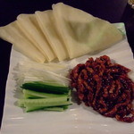 上海モンナリーサ - オススメの細切り豚肉の味噌炒め、中華風クレープ手巻き、春餅で巻いて食べます。