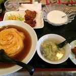 Toujin - 天津飯と唐揚げセット、ウーロン茶付き。