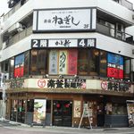 楽釜製麺所 新宿西口直売店 - この写真の右側の扉が入口になります。