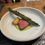 季音 - 山形牛｡１時間以上手を掛けられた素晴らしい色、素晴らしい火入れ｡黒キャベツを砕いて纏わせると、薫香とほんの少しの焦げ、ほろ苦さが加わりトレトレビアン