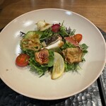 季音 - 縞鯵のローストとサラダ｡スライスした鎌倉野菜の根菜とチップスが食感のアクセント｡ヴィネグレットの酸味は抑えられていて、縞鯵の風味を存分に感じる｡