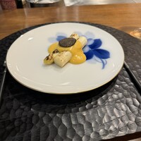 季音 - ホワイトアスパラガスの炭火ロースト｡ オランデーズの酸味も程よく、こっくりと焼き上げられたアスパラに爽やかさが加わる｡