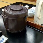 仙峡閣 - 朝はご飯をテーブル毎におひつで出されます