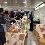 ハートブレッドアンティーク - 京王線新宿駅の改札口を出たところに、
            出張販売のお店が常に2～3店舗並んでいます。
            毎週のようにお店が変わるから、
            仕事帰りでJRから京王線に乗り換える時の
            ちょっとした楽しみ♪