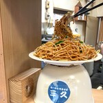 三久 - カウンターに焼きそばのオブジェ