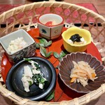 Ryouriya Torishou - 可愛らしい前菜。切り干し大根、鴨のポテトサラダ、サーモンのマリネ、湯葉、ほうれん草とささみの白和え。