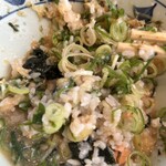 Marugame Seimen - 明太かけうどんの麺をたべたあと、残り汁におにぎりを混ぜてたべます