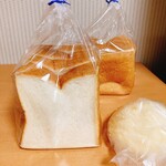 Ｂｒｅａｄ Ｃｒａｆｔ　オオウラ - ミルク食パンとメロンパン