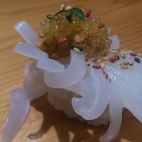 天寿し 京町店 - アカイカに雲丹と飛び魚の卵をのせて