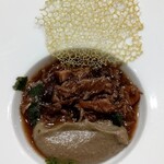 Nicolas Chevrollier - 鴨もも肉と豚足の赤ワイン煮　セリのチュイル添え