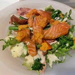 コモドス タツヨシ - 糸島野菜とスモークサーモンのサラダ