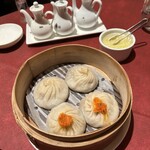 JOE'S SHANGHAI New York - 蟹肉入り小籠包　豚肉小籠包