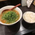 236314826 - 勝浦式担々麺　1辛　900円　＋　半ライス　100円