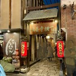 現代割烹 法善寺momo - 法善寺横丁の入り口。ここを入った通りの左側にあります。