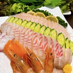 テジョンデ 鮮 サンナッチ館 - 韓国風刺身盛合わせ
            彩鮮やかサンチュプレート