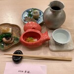 Kazuka - 赤の鯛の器　山芋とホヤ　花菜と飯蛸　翁寿司と鰯