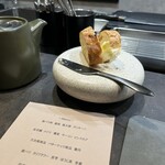 cuisine C - パンは　塩気の効いた美味しいバターと共に。