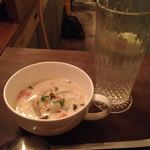 ゴーストスープ - ジントニックとクリームキノコスープ。