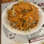 アジアンダイニング スバビハニ - サラダ。多少ピリ辛だが、お子様でも食べられる味。