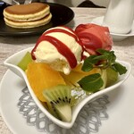 ホットケーキパーラー フルフル 梅ヶ丘店 - 追加トッピングのフルーツとアイスクリーム