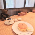 Hottokeki Tsurubamisha - MORNING MENU ／ [A] パンケーキセット (パンケーキ2枚＋コーヒー) (980円)、生クリーム トッピング (250円)