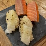 向ヶ丘遊園 オスシマチ - 「飲めるサーモン(2貫)」384円、「飲める炙りエンガワ(2貫)」658円