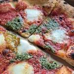 236327601 - バジルソースのピザ(バジル&トマトソース、チーズ、オリーブオイル)