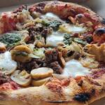 236327600 - 島ピザ(バジル&トマトソース、チーズ、オリーブオイル、イノシシ肉のミンチ、マッシュルーム、玉ねぎ)