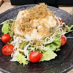 独楽蔵 - 豆腐と雑魚のサラダ
