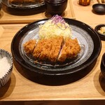 とんかつ ぶんぷく - 料理写真:特上霜降りリブロースかつ定食(230g) ¥2490